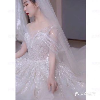 与其说是你在寻找适合你的婚纱，不如说婚纱也在等待那个