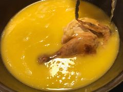 浓厚原只鸡煲花胶汤-鲜入围煮花胶鸡海鲜火锅