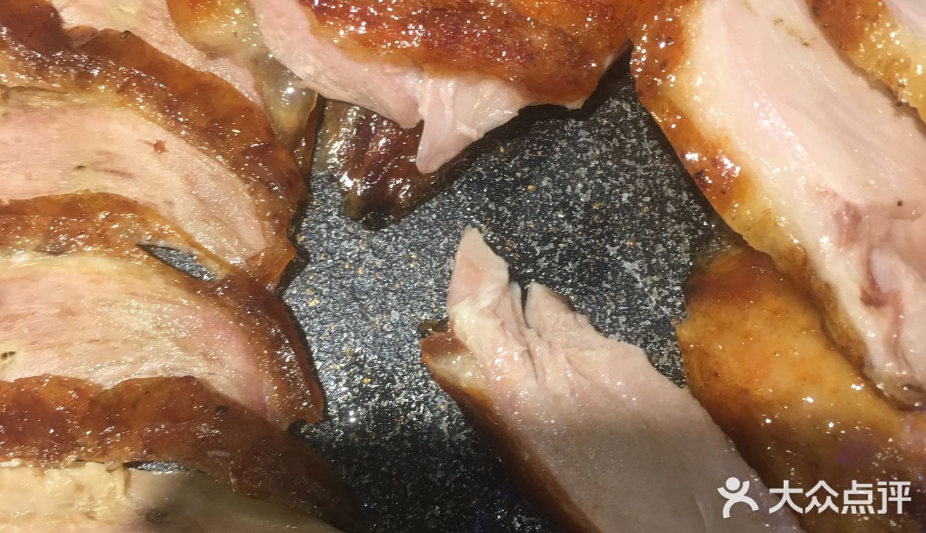 。哇噻他们家的烤鸭简直太好吃了，黄瓜的分量也很足