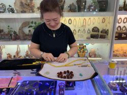 -灵彩珠宝(朗香街店)
