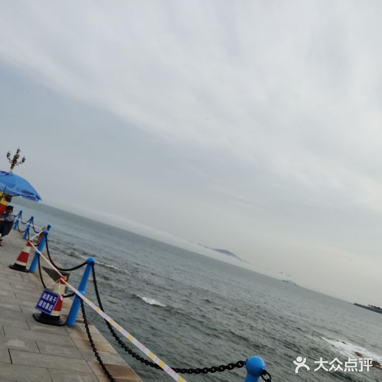从西站口向东再向南走一段路就到了