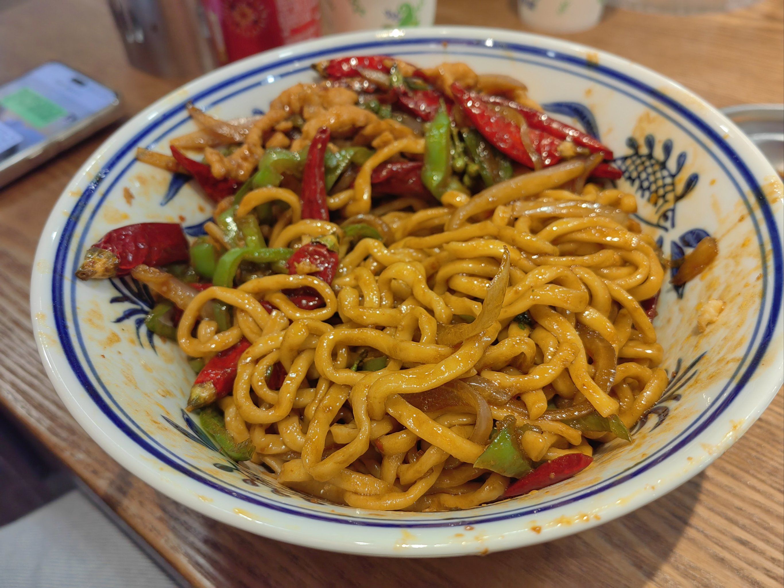 浇头面口感鲜美,汤汁浓郁,食材新鲜丰富