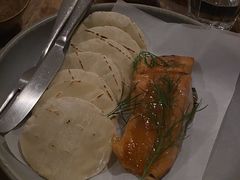 烟熏三文鱼配烤饺子皮和芥末籽酱-BOR Eatery(安福路店)