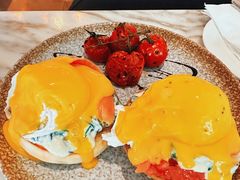 经典烟熏三文鱼菠菜本尼迪克蛋-the rug 飞毯 (朝阳公园店)