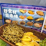 红河哈尼米线爽滑劲道，吸饱了火锅的汤汁，滋味十足