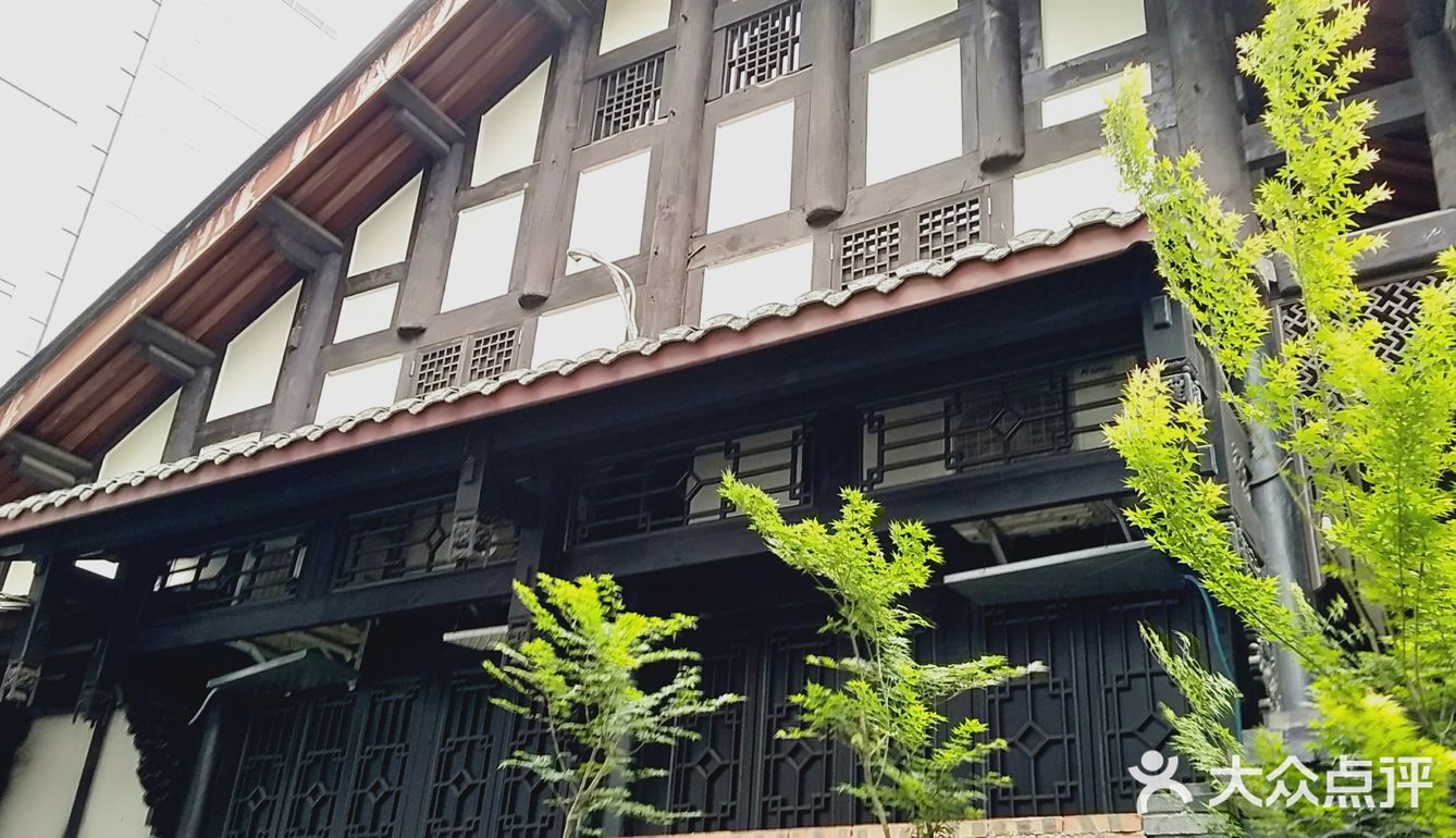 院内呢有曼陀罗，还有憨态可掬的小和尚