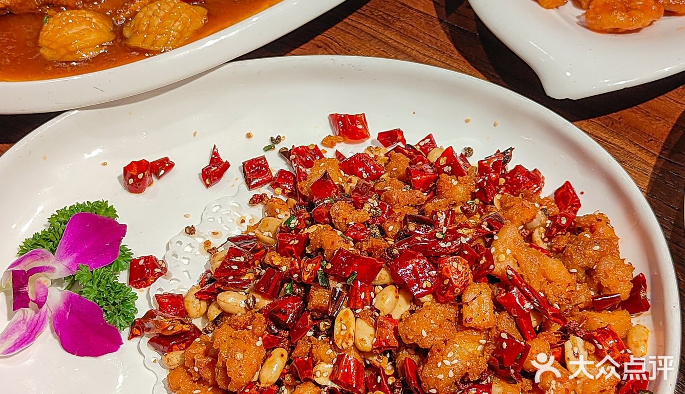 门头不起眼的湖北菜馆 是学生的校外食堂  