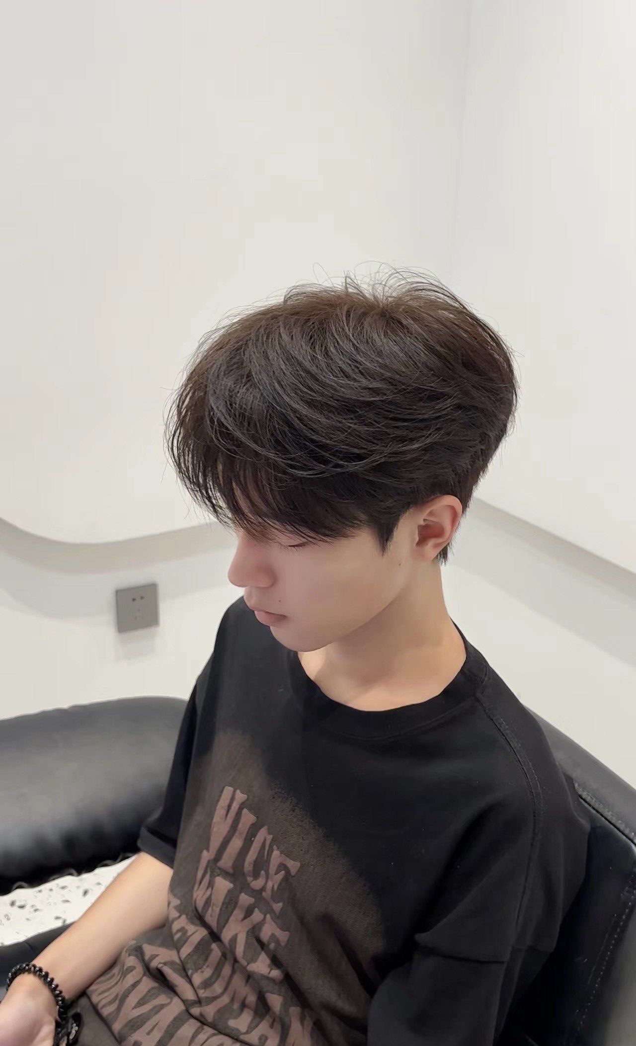 男生简洁发型,自然有型,
在时尚的浪潮中,韩式微分碎盖发型如同一颗