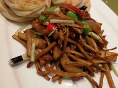 茶树菇炒凤鳗-山东宾馆·齐鲁苑餐厅