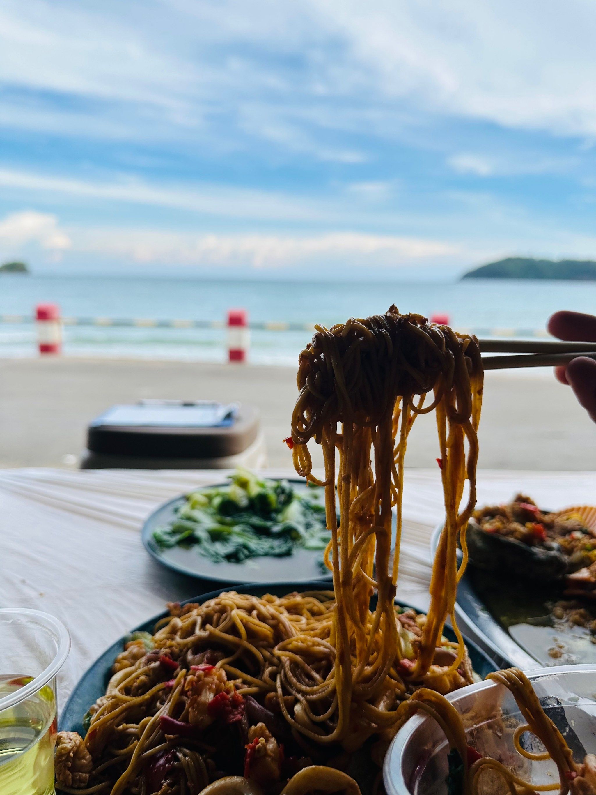 在海边吃海鲜[吐]