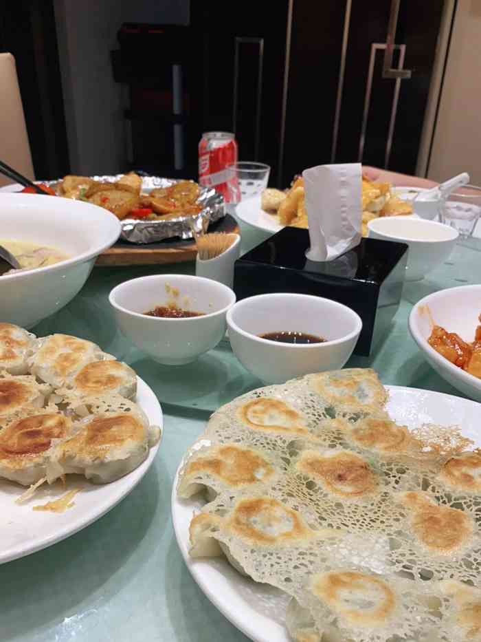洪记饺子馆(小北店)-"冬至人超多,点菜买单都很麻烦,餐具特别特.