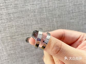 曾经一致认为，玫瑰金色会更抬我的肤色