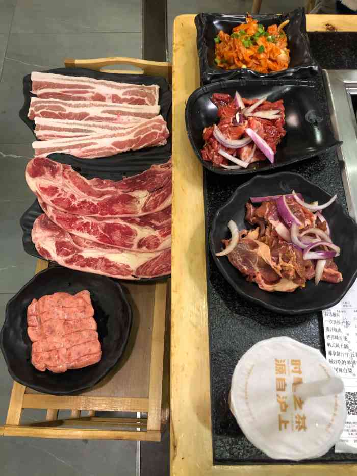 焰遇烤肉(万达店"位置:在万达广场四楼 扶梯口上去就能看见.