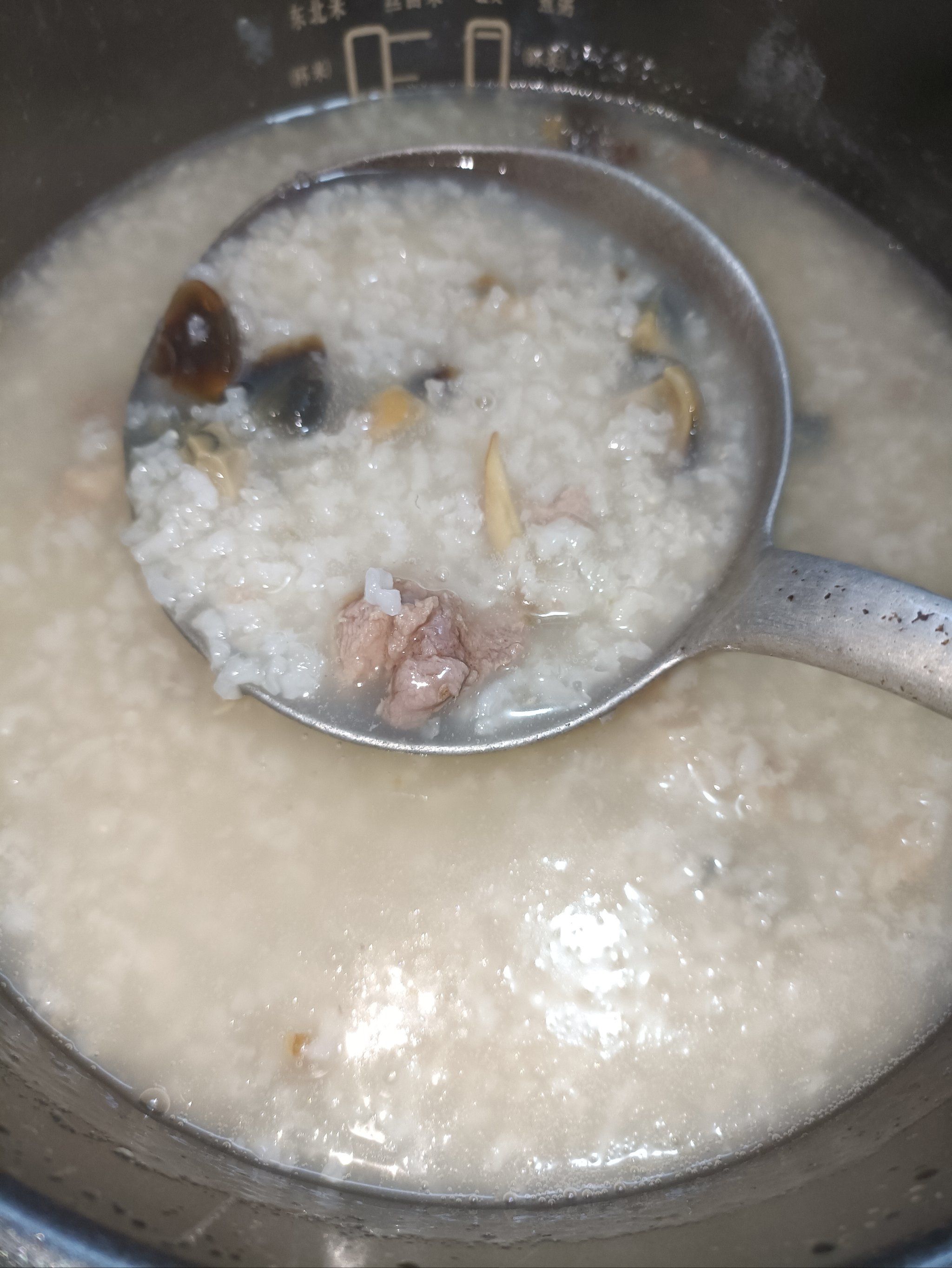 温暖皮蛋瘦肉粥的家常