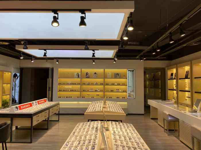 西南康利眼镜(世豪广场店)-"坐落在世豪广场招商银行这边写字楼入口10