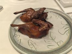 脆皮红烧乳鸽-翠园(北京王府中环店)