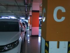 -证大·大拇指广场-地面停车场