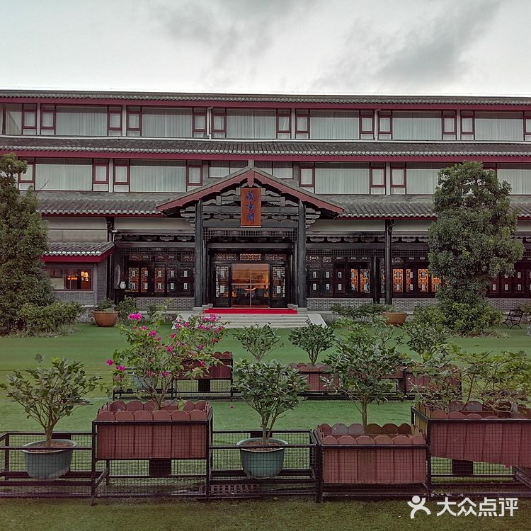 这家是涌泉寺自己办的酒店，住酒店有送涌泉寺门票