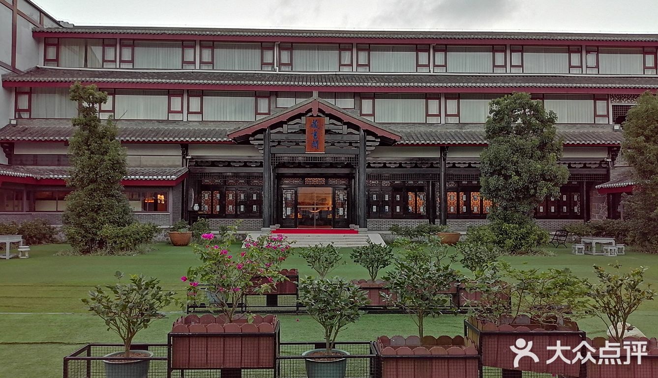 这家是涌泉寺自己办的酒店，住酒店有送涌泉寺门票