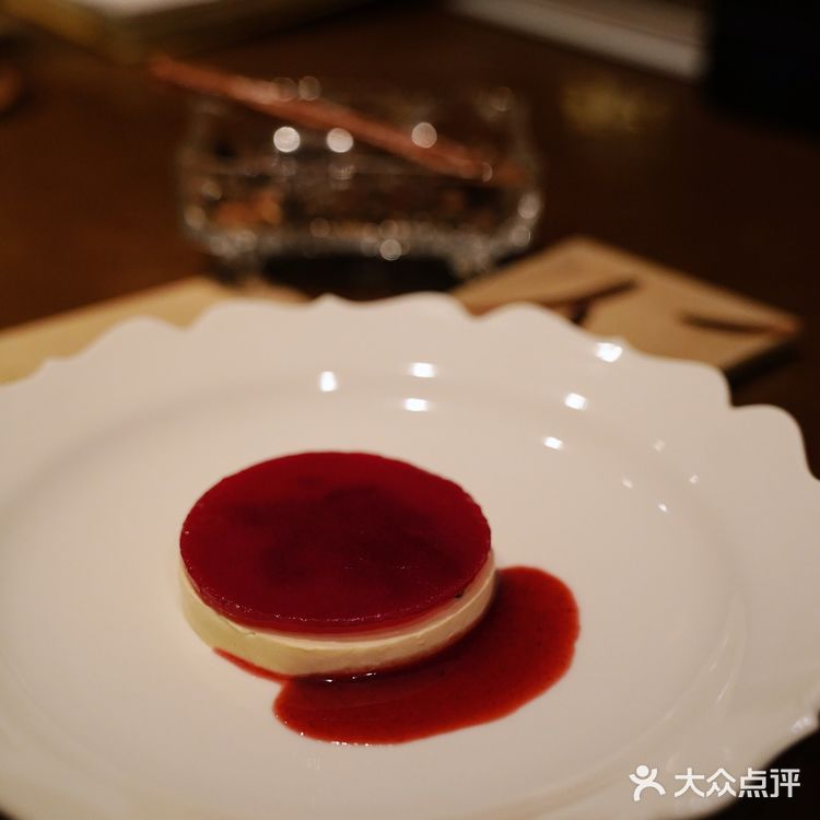 搭配煎蛋造型的迷迭香和芒果酱 萌!