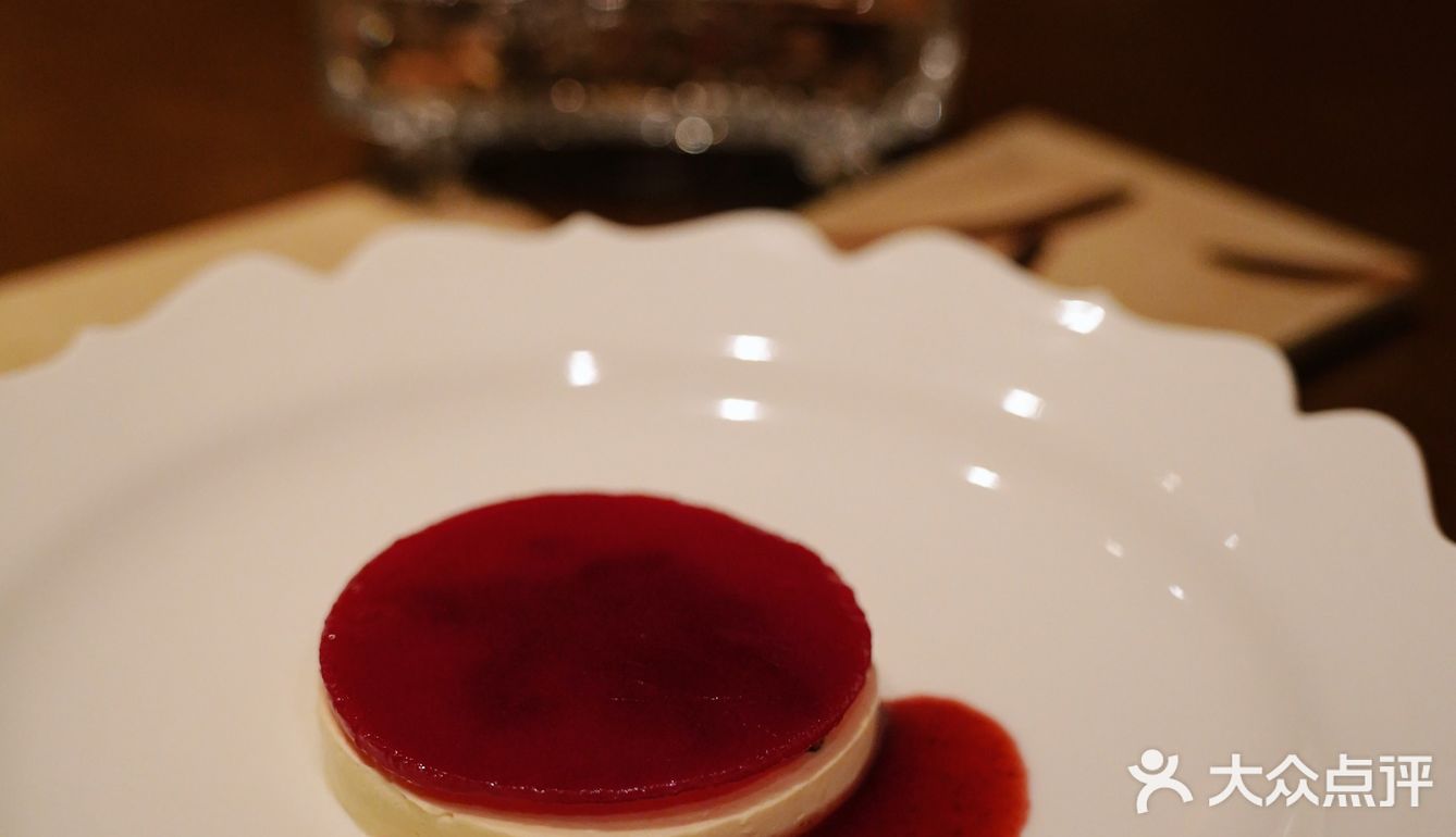 搭配煎蛋造型的迷迭香和芒果酱 萌！