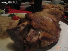 盐腌烤猪前肘配酸菜土豆泥-申德勒加油站餐厅(三里屯北小街店)