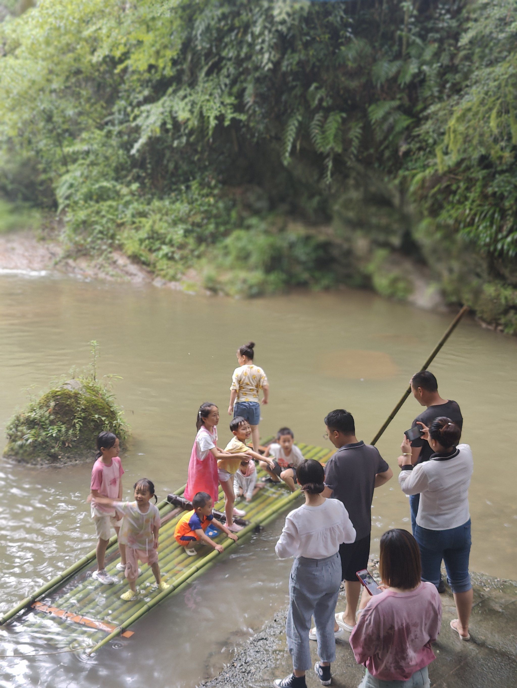 这个夏天不去凉爽一下吗?小朋友放下手机好