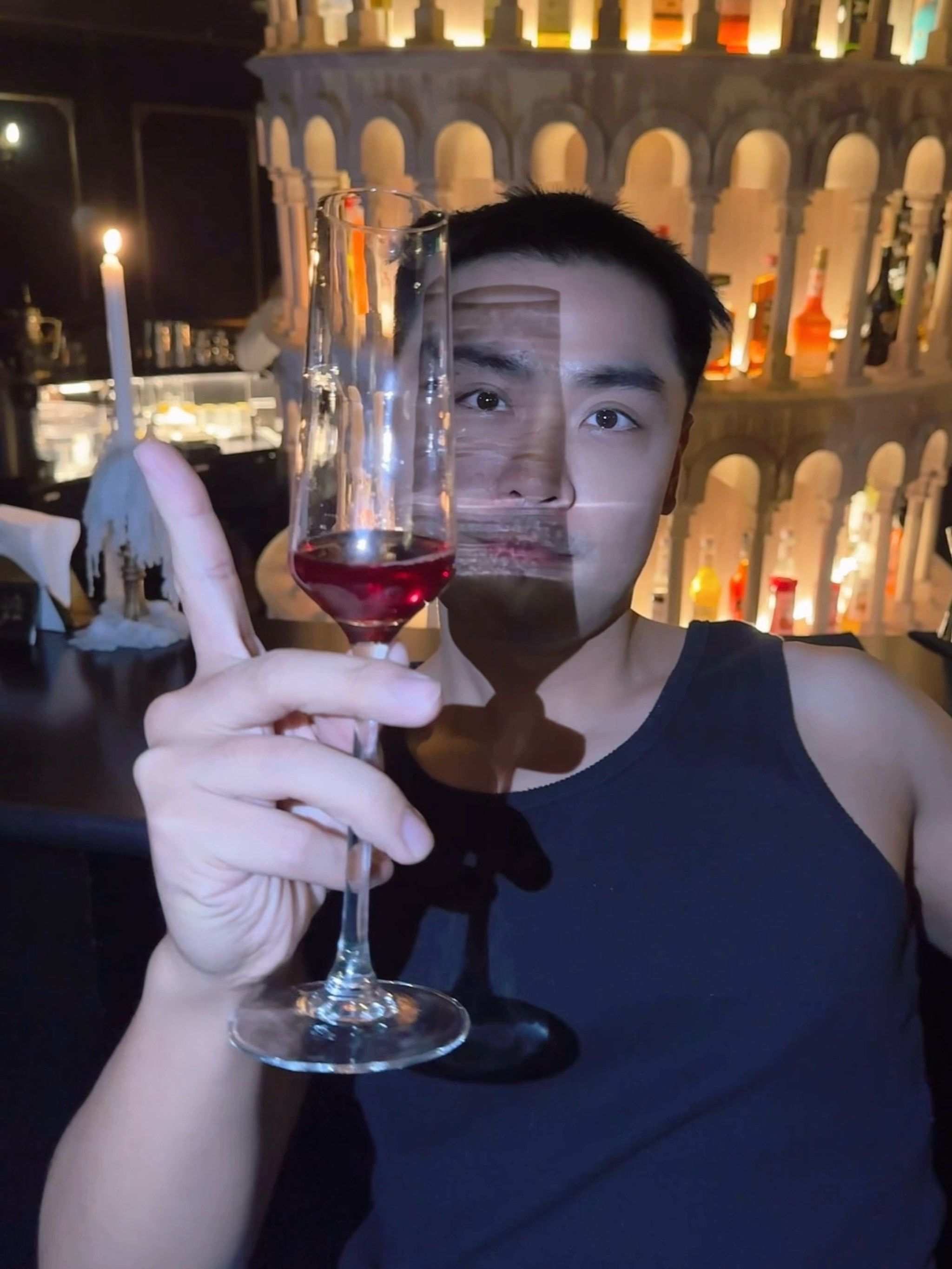 手指轻点酒杯边