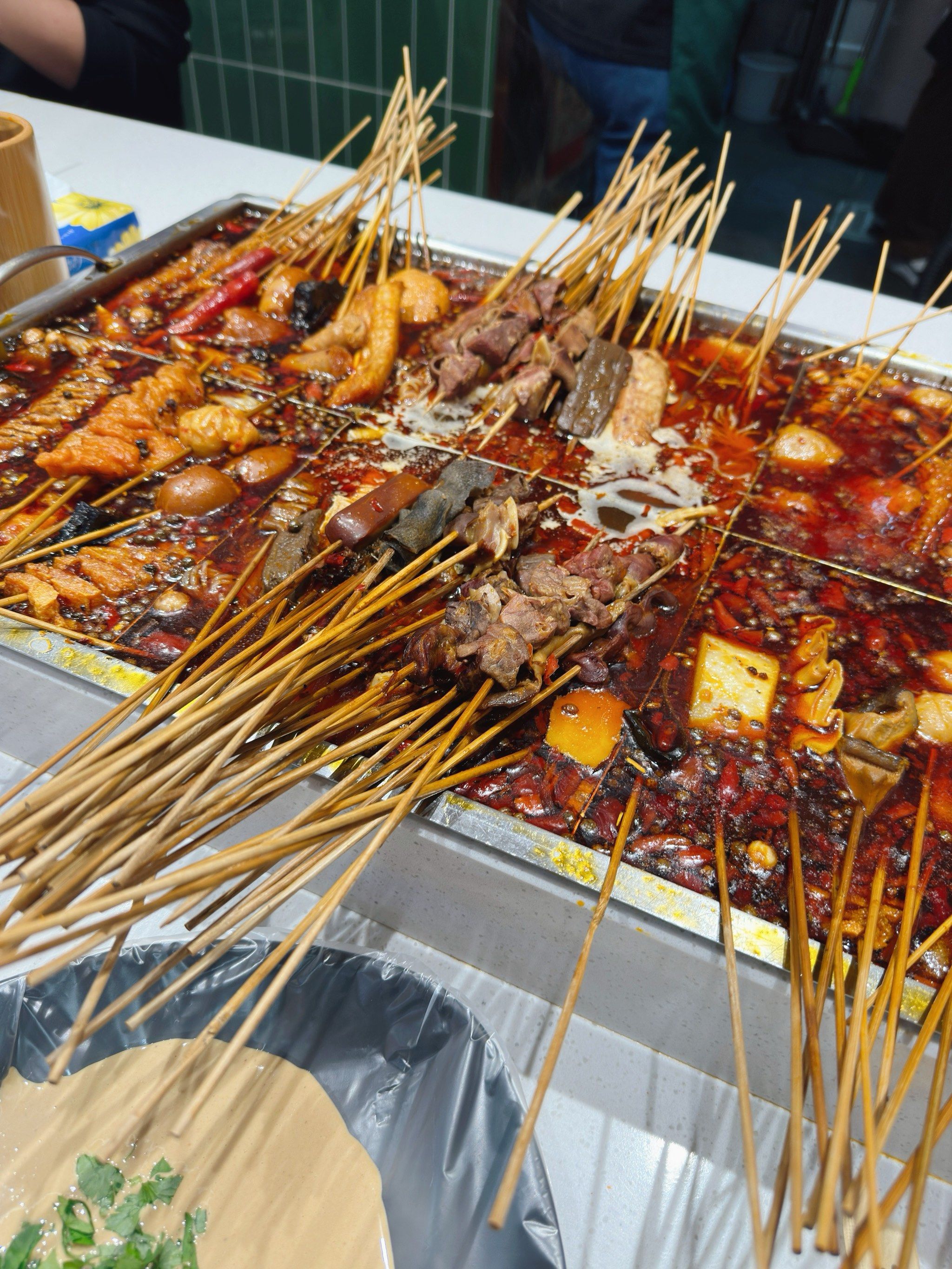 好吃"脏脏摊" 尝鲜街头串串香