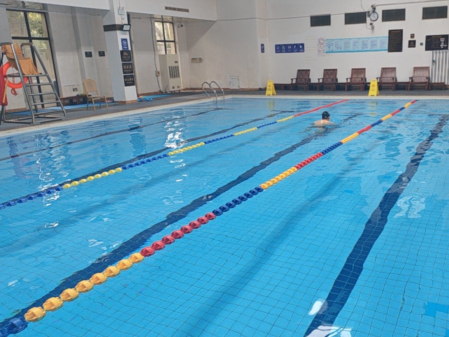 游泳馆的开放时间是每天早上9点到晚上9点