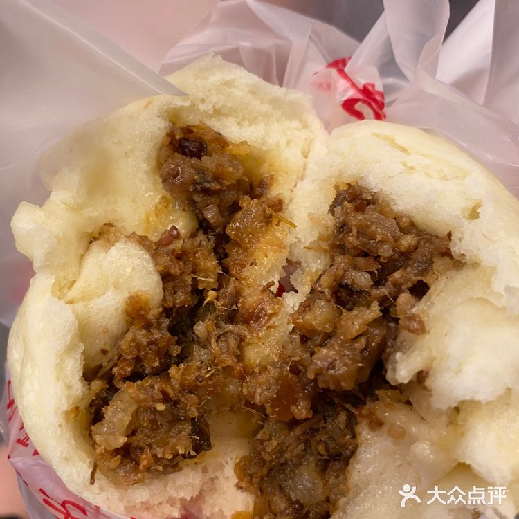 本地人排队打包买,一个就3两的肉馅大包