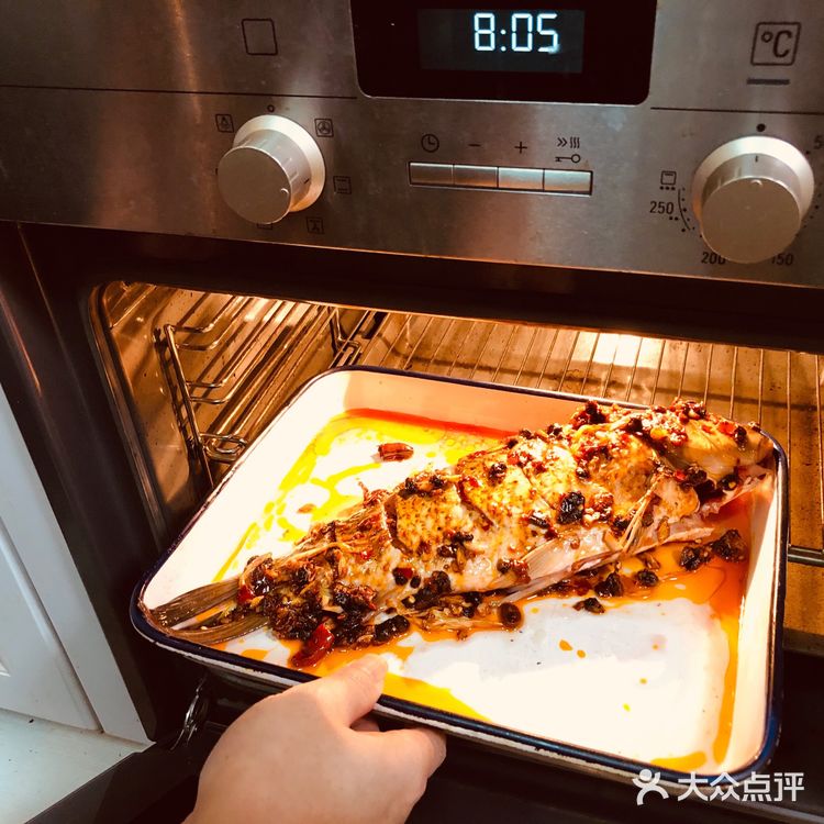 炒好的佐调第一次大部分均匀放入鱼身上