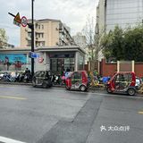 出了地铁站就能看到的重庆小面