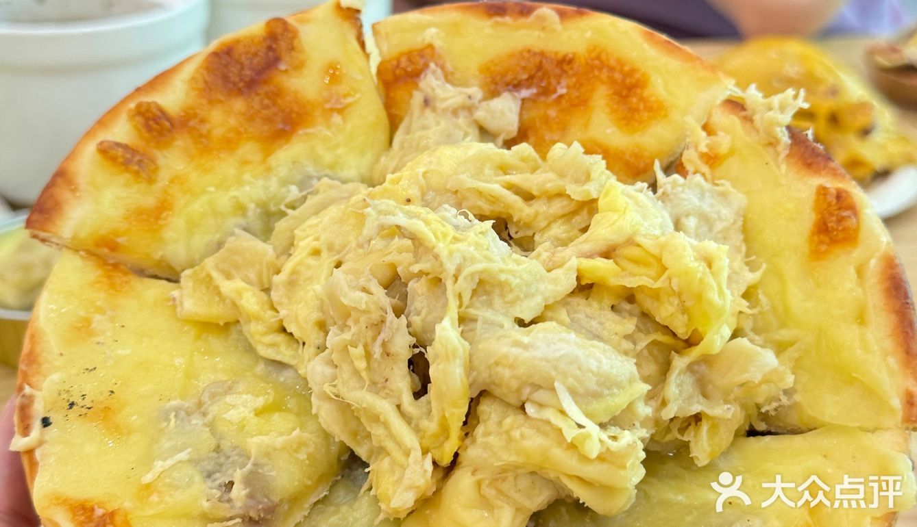 好吃到没空说话！全都在认真的炫榴莲！