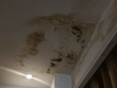 房顶渗水痕迹严重-格淋连锁酒店(南昌八一广场店)