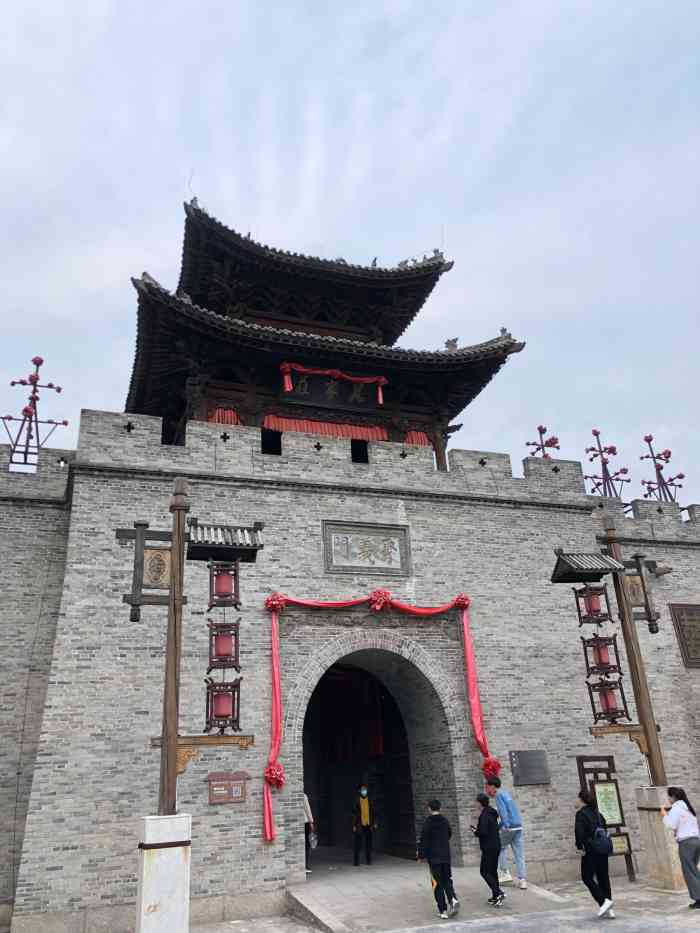 水浒好汉城-"水浒故里,好汉之乡.一进门,一群短语打扮.