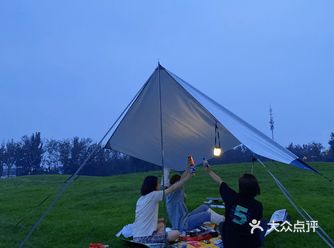 白天肯定是会被烤化了，傍晚五点多带着零食，炸鸡披萨啤