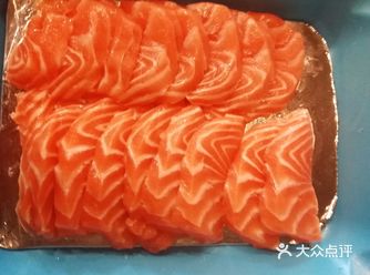 这三文鱼是在山姆大叔会员店买的，厚切三文鱼沾点芥末简