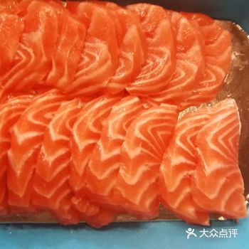 这三文鱼是在山姆大叔会员店买的，厚切三文鱼沾点芥末简