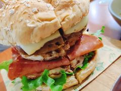 双蛋指椒牛肉汉堡-魏斯理汉堡(西安沣东吾悦店)