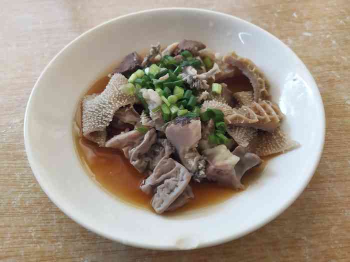 化州兄弟牛杂-"化州传统街边美食的,小店简简单单,灯光略.