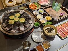 -围炉肉舍•炭烤活鳗•丹东海鲜烤肉(步行街店)