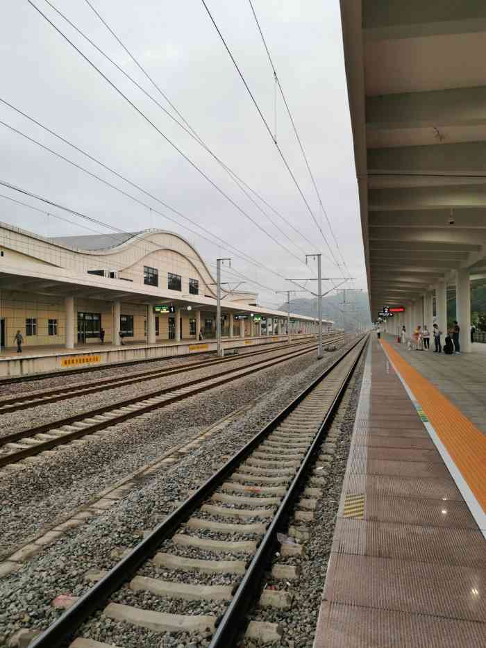 包括吃饭的地方.有个五芳斋还没营业.有个叫十足的便利店很火爆.
