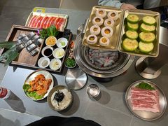 -围炉肉舍•炭烤活鳗•丹东海鲜烤肉(步行街店)