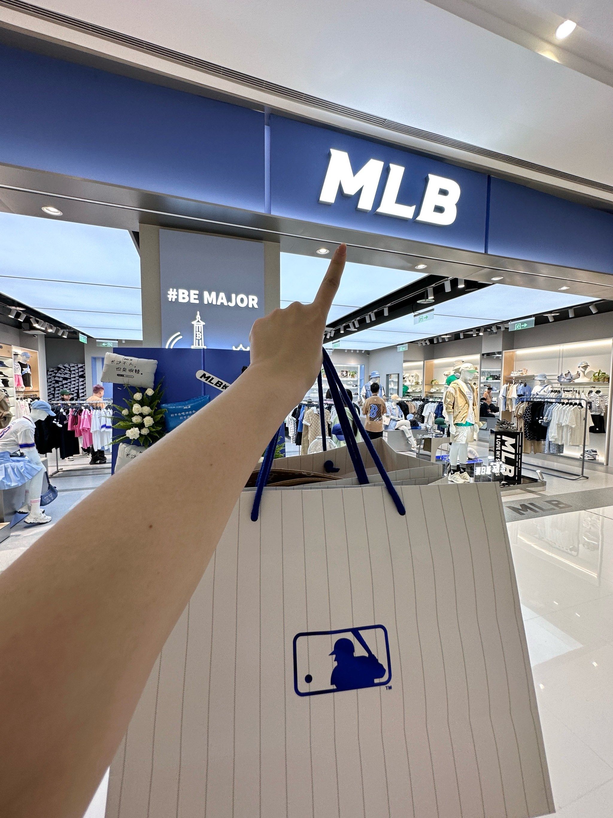 卧卧卧.长沙国金这家mlb款好全