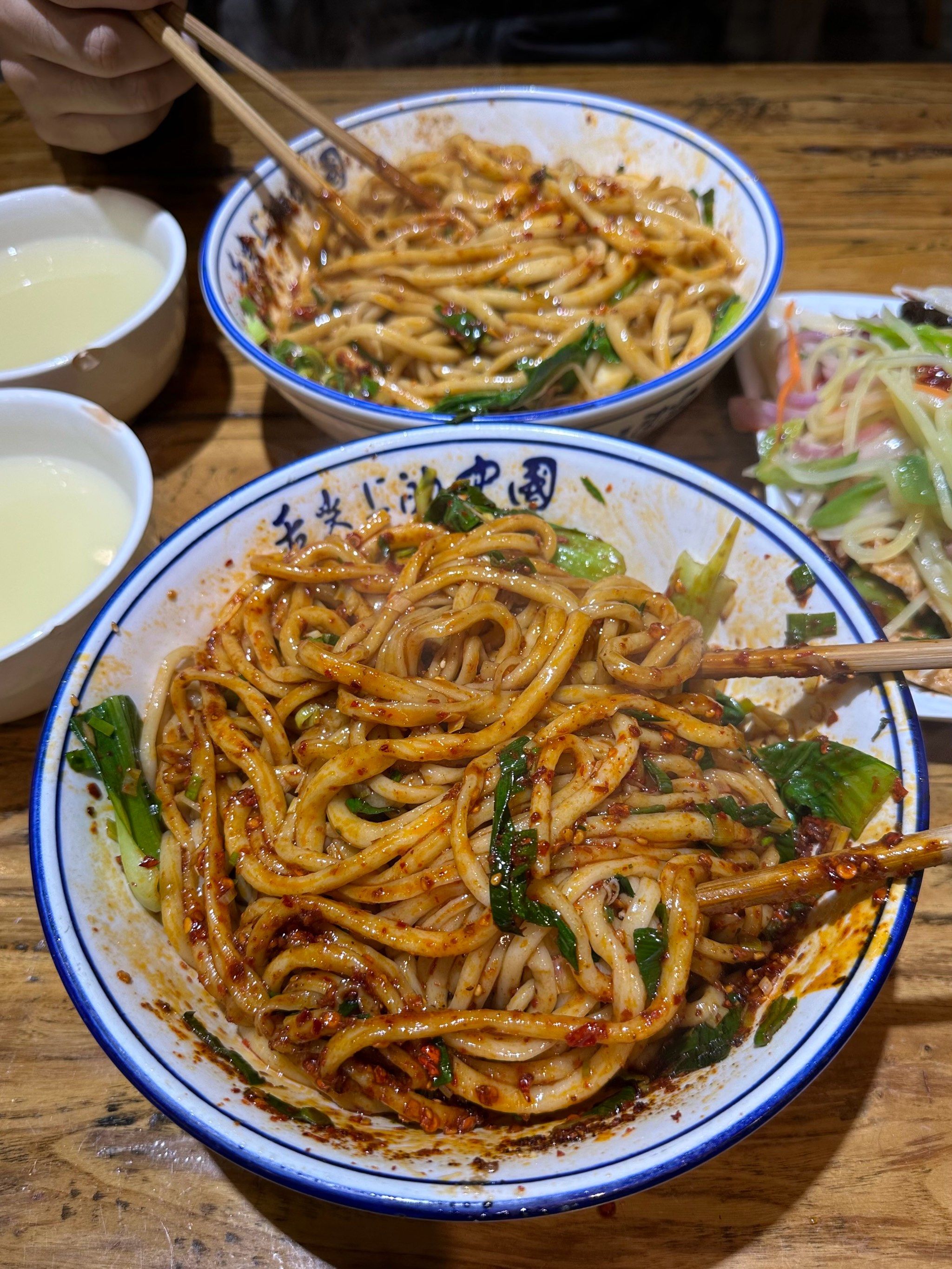 棍面
又便宜又好吃
饭点来吃的人络绎不绝
在西安反复吃了很多