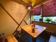 靠窗位-泥糊破店小酒馆·团建聚餐(南京西路店)