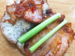 小饼炭烧肉-龙香居海鲜浑锅家常菜·特色驴肉