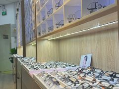 -天空之镜眼镜店蔡司依视路配镜授权零售店(望京颐堤港店)