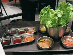 -山野的朋友露营炭火烤肉